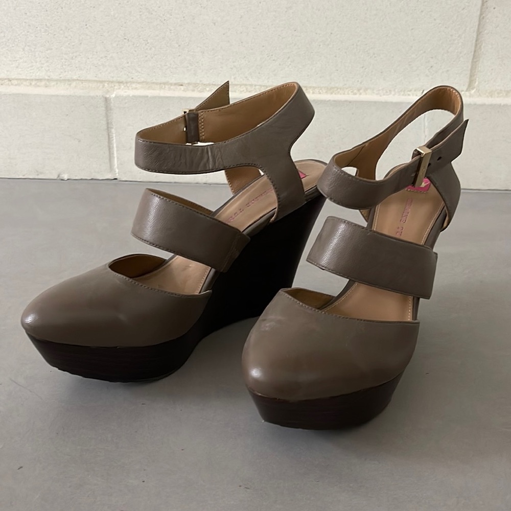 Elaine Turner Tan wedges